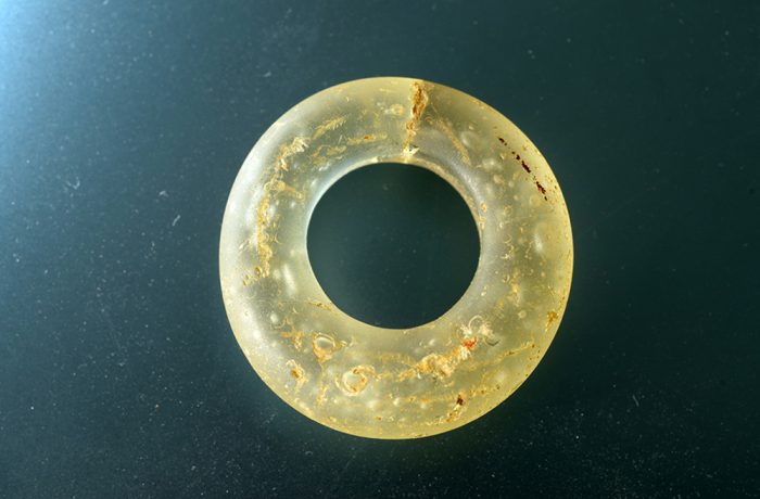 Ring aus gelbgrünem Glas